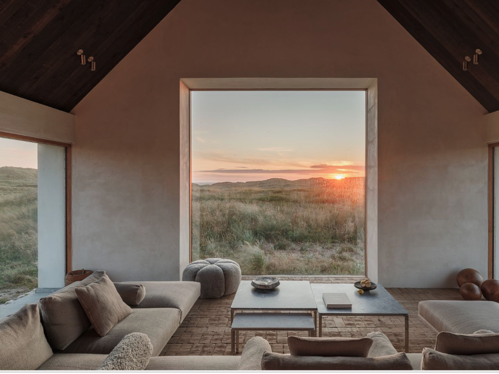 Salón con ventanal al atardecer