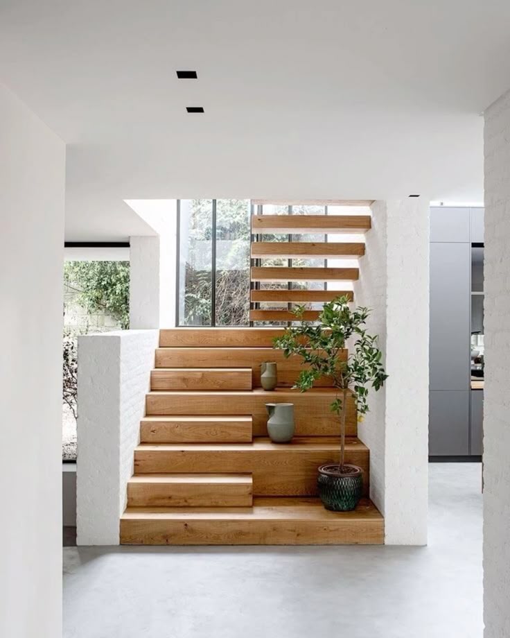 Escaleras de madera con luz natural
