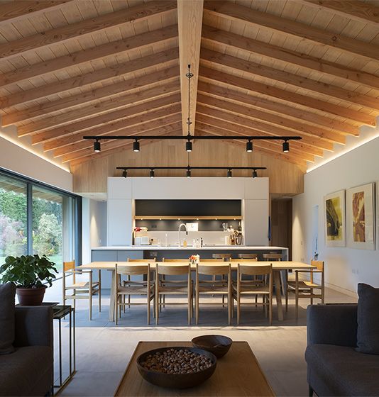 Comedor con techo de madera